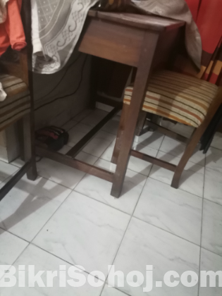 কাঠের আলমারি, খাট ও পড়ার টেবিল